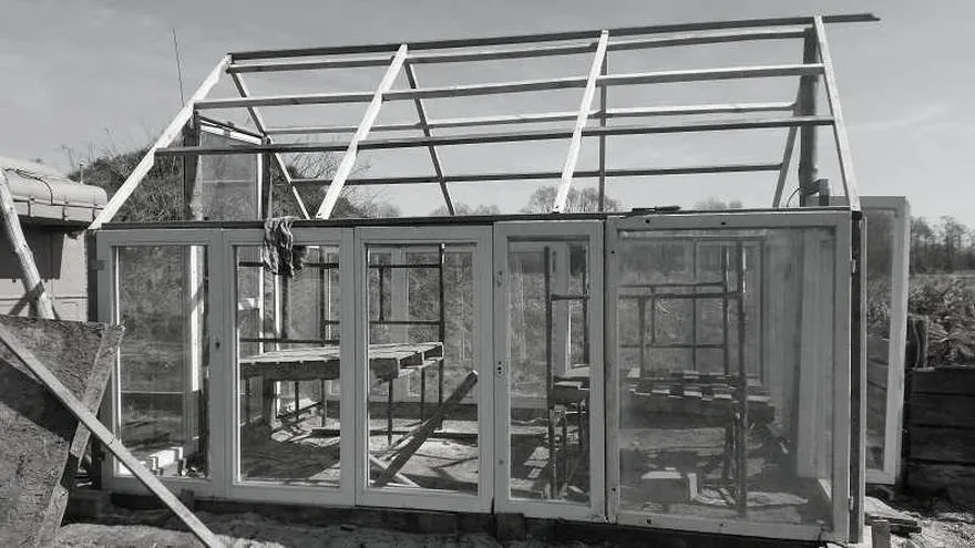 Co na dach szklarni? Porównanie materiałów i praktyczne wskazówki