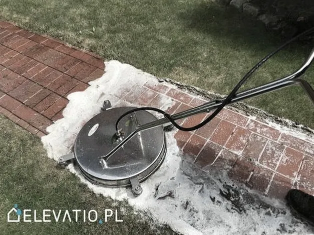 Czym najlepiej wyczyścić kostkę brukową? Skuteczne metody bez uszkodzeń