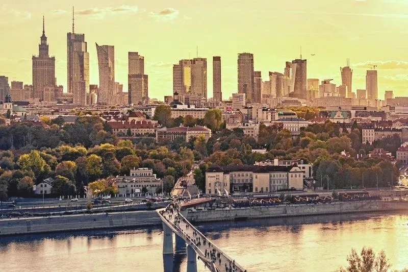 Gdzie wejść na dach w Warszawie? 7 miejsc z widokiem na miasto