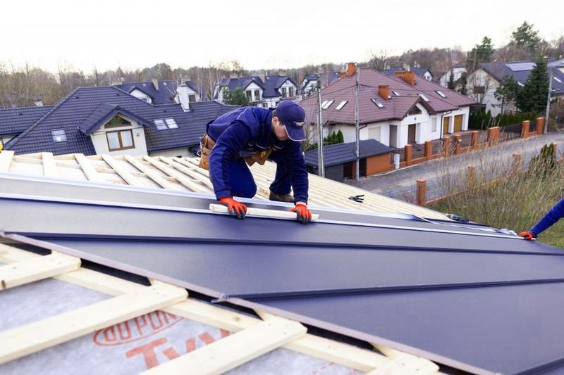 Ile kosztują dachówki na ten sam dach? Porównanie cen materiałów i montażu