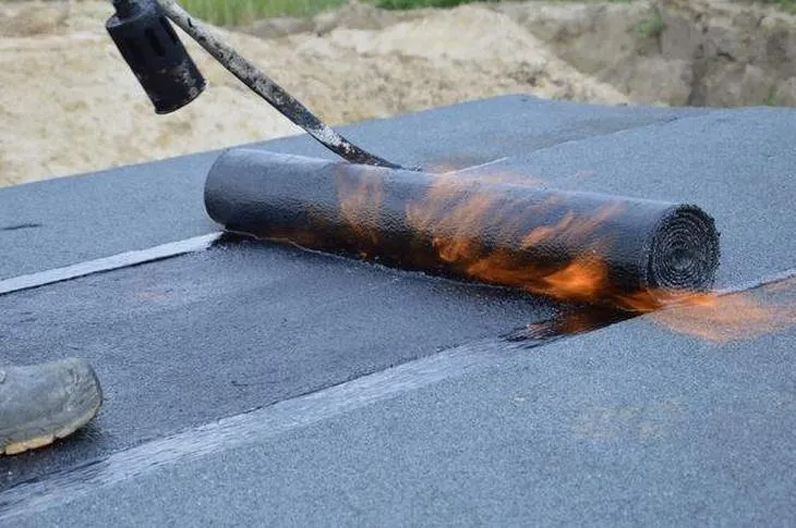 Jak położyć papę na dachu? Układanie krok po kroku