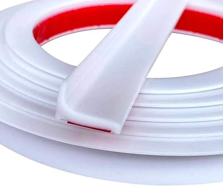 Jak skutecznie zabezpieczyć ścianę w kuchni przy stole przed zabrudzeniami?