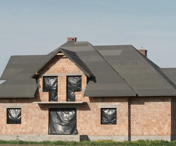 Jak skutecznie zakleić dziury w papie na dachu – porady i rozwiązania
