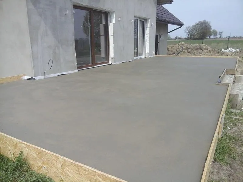 Jaką wylewkę na taras wybrać, by cieszyć się trwałością i estetyką?