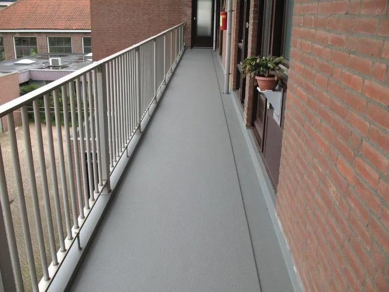 Jakie farby wybrać do malowania drewnianego tarasu?