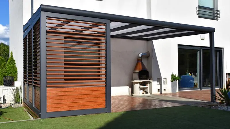Przewodnik po tworzeniu zadaszenia tarasu z drewna – krok po kroku do idealnej osłony