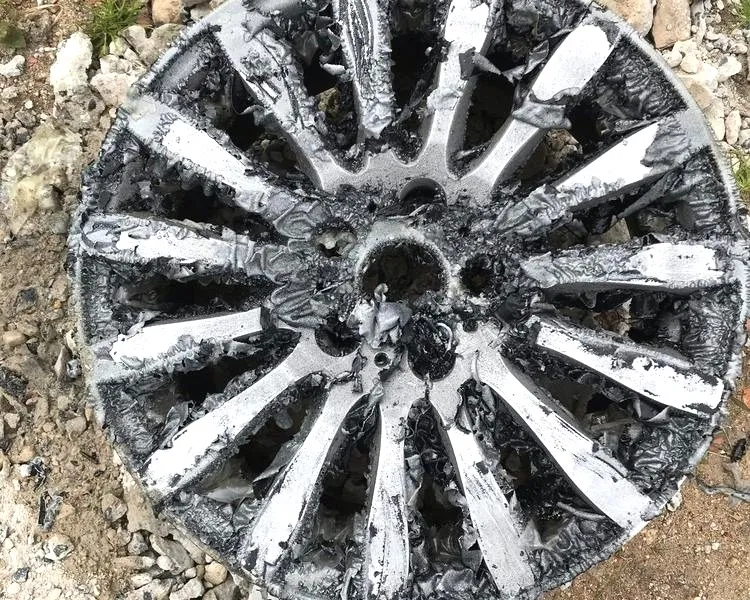 Skuteczne metody na to, jak usunąć lakier z kostki brukowej