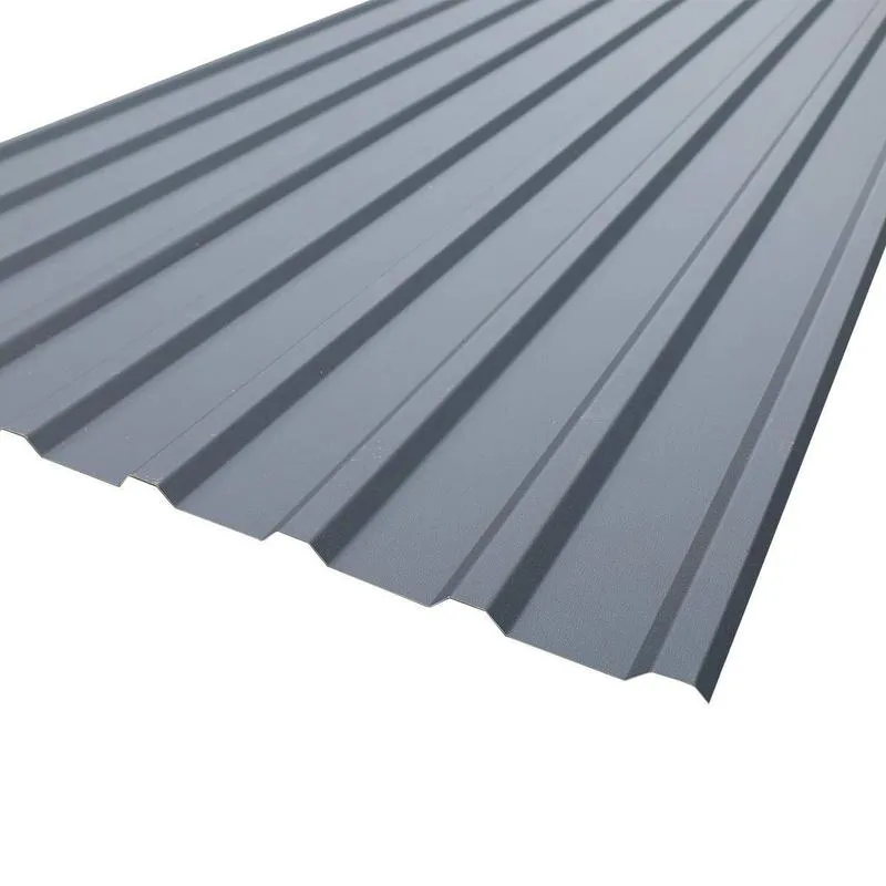 Układanie blachy na dachu